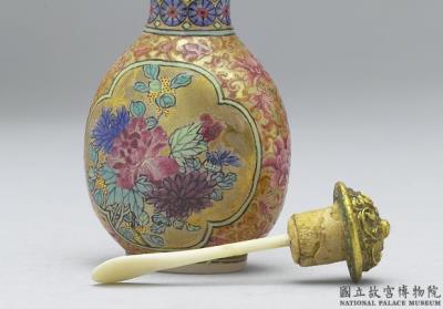 图片[2]-Glass-body painted enamel snuff bottle with the three flowers of autumn on a golden background, Qing dynasty, Qianlong reign (1736-1795)-China Archive